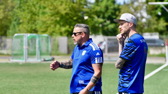 Björn Schmitz (vorne) wird die Fußballer des SV Braubach auch in der kommenden Runde trainieren.