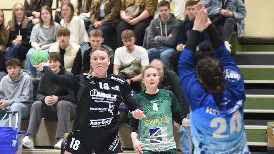 Meike Grethen (in Schwarz) fiel nach ihrer Rückkehr fast die komplette Saison bei der HSG Hunsrück wegen einer Fußverletzung aus
