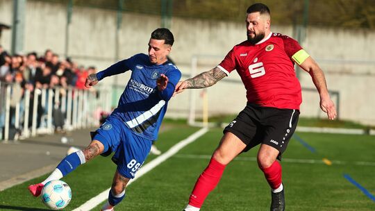 Urbars Rinor Berbatovci (rotes Trikot) versucht seinen Gegenspieler im Spiel gegen Neuwied zu stellen. Am Ende setzte es eine 2: