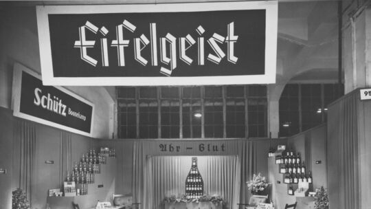 Messestand der Brennerei Schütz bei der Nahrungsmittel-Messe Anuga im Jahr 1951. Messestand der Brennerei Schütz bei der Nahrungsmittel-Messe Anuga im Jahr 1951.