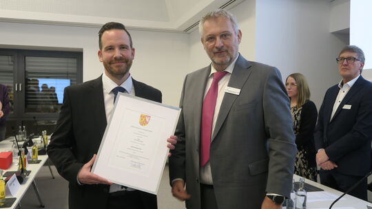 Der Beigeordnete Christoph Kicherer ernennt Timo Kanzinger (links) zum neuen Bürgermeister.