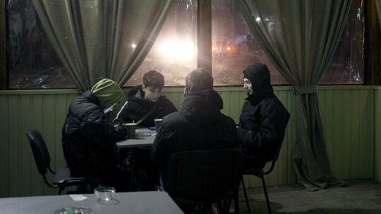 Militärfahrzeuge fahren unablässig an einer Pizzeria entlang: In "Between the Sirens" dokumentiert Gerd Waliszewski den lebensbe