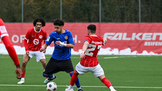 Im Hinspiel gegen die Kickers Offenbach (rote Trikots) zahlte die TuS Koblenz eine Menge Lehrgeld. Obwohl nicht die schlechtere