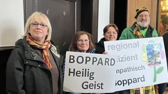 Eine kleine Gruppe Unterstützer des Heilig-Geist-Krankenhauses hatte sich vor dem Sitzungssaal in Koblenz versammelt.