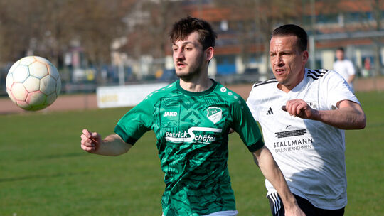 Der TuS Roxheim (grüne Trikots) möchte im Derby in Rüdesheim seine Erfolgsserie fortsetzen.