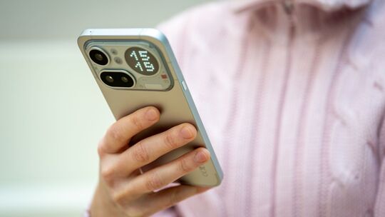 Eine Frau hält das Nothing Phone (4a) Pro