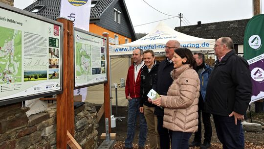 Informative Hinweistafeln zeigen die Streckenführung und vermitteln Wissenswertes.