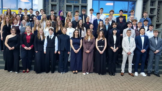 Louisa Carlotta Felicia Ewald (1. Reihe, 5. von links) aus Bad Sobernheim hat im Reifezeugnis die Traumnote 1,0 erzielt. Insgesa