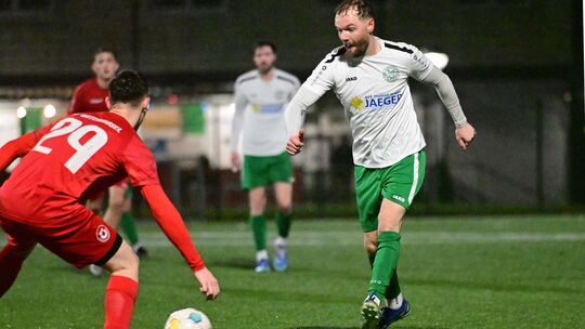 Oberwinters Fabian Gilles spielt im Spiel gegen den SV Untermosel den Ball.
Das Spiel ging für den TuS am Ende mit 1:3 verloren.