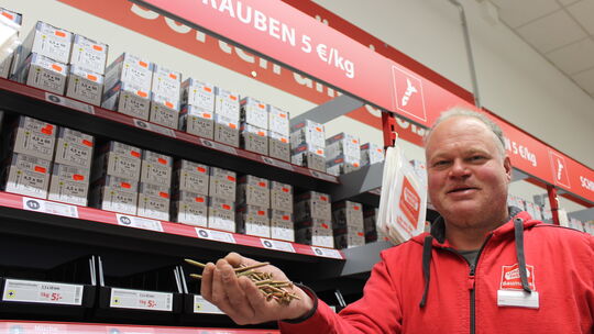 Geschäftsführer Sven Fülling vor dem großen Schrauben- und Einzelteile-Sortiment in den Regalen des Baumarktes. Hier, "wo die Sc