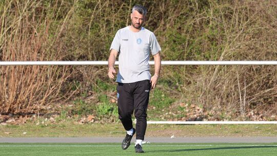 Trainer Stefan Fink und der HSV Neuwied gastieren am Sonntag im Hunsrück bei der Reserve des FC Emmelshausen-Karbach.