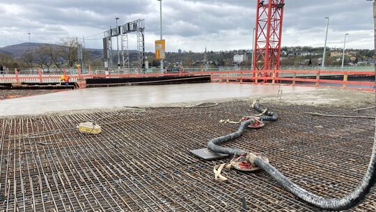 Mithilfe einer Betonverteilerpumpe wurde der Beton auf das höhergelegene Bauwerk transportiert.