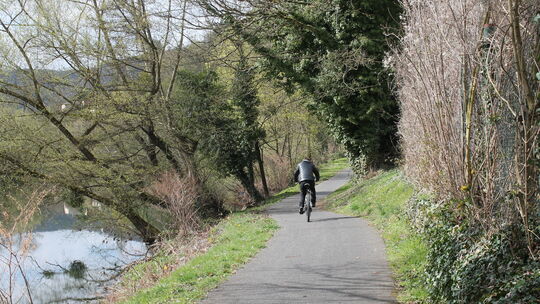 Der Radweg zwischen Bad Ems und Fachbach ist in diesem Abschnitt relativ breit, aber er hat längst nicht die erforderlichen 2,50