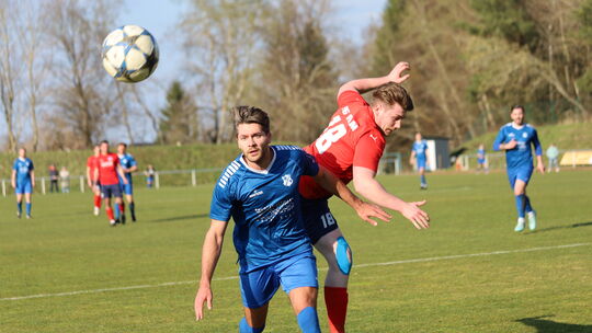 Für Julian Stüber (in Blau) und seine SG Viertäler Oberwesel steht nach dem 1:7 in Argenthal bei der SG Mörschbach (mit Julian V