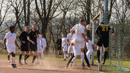 Nach seinem Sieg in Berschweiler bei der SG Unnertal möchte der TuS Hoppstädten (dunklee Trikots) im Spitzenspiel gegen den SV B