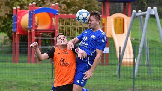 Ausgerutscht: Im Hinspiel gab es für die SG Westum um Mica Schneider (am Ball) beim 0:7 ordentlich auf die Mütze.