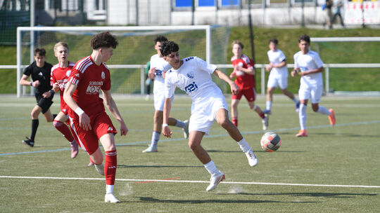 Sowohl die Spvgg EGC Wirges (in Weiß) als auch der JFV Wolfstein Ww/Sieg (in Rot) kämpfen um den Klassenverbleib in der B-Junior