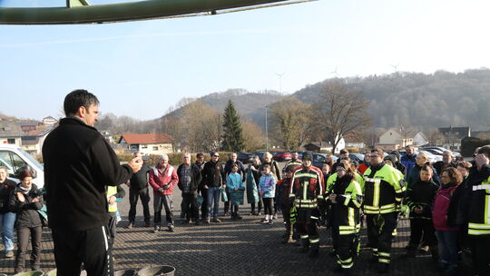 Erster Beigeordneter Dominik Werle instruierte die freiwilligen Helfer vor dem Einsatz, koordinierte die Trupps und die zu säube