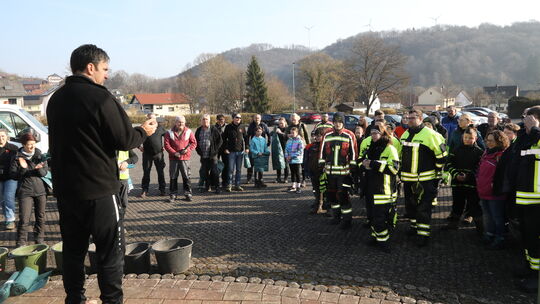 Erster Beigeordneter Dominik Werle instruierte die freiwilligen Helfer vor dem Einsatz, koordinierte die Trupps und die zu säube