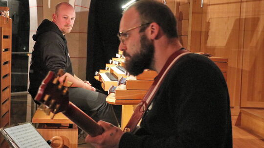 Paul Lammers (Orgel) und Levin Ripkens (E-Gitarre) präsentierten in St. Peter in Ketten in Montabaur ein Konzert mit völlig vers Paul Lammers (Orgel) und Levin Ripkens (E-Gitarre) präsentierten in St. Peter in Ketten in Montabaur ein Konzert mit völlig vers