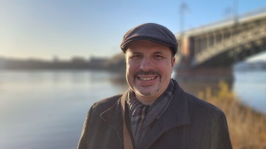 Pfarrer Christoph Kiworr von der evangelischen Maria-Magdalena-Gemeinde Drais-Lerchenberg (hier vor der Theodor-Heuss-Brücke in