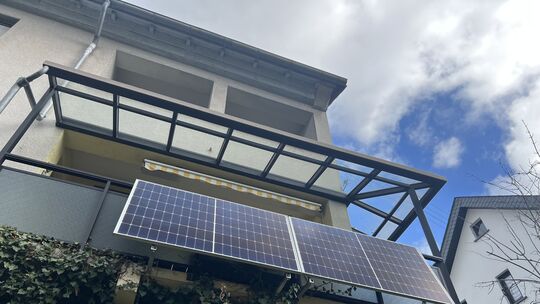 Steckfertige Balkonkraftwerke können in privaten Haushalten einen Großteil der sogenannten Grundlast (Kühlschrank, Router, Stand