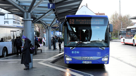 Am Neuwieder Bahnhof kommen viele Busse an, auch die, die auf der Linie 62 unterwegs sind.