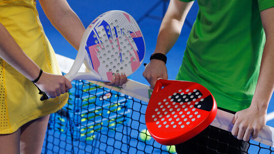 Die Sportart Padeln liegt zurzeit schwer im Trend. Der Cochemer VG-Rat hat jetzt einen Zuschuss zum Bau einer Padelanlage auf de