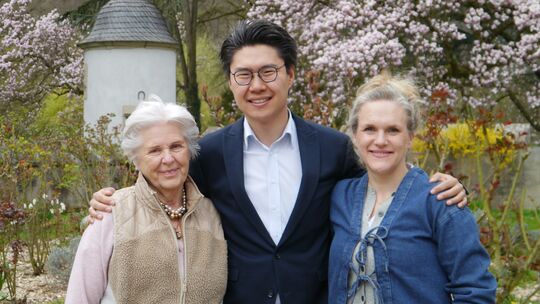 Gastgeberin Heide von Hohenzollern (von links), Festivalleiter Yuhao Guo und Kulturamtsleiterin Charlotte Everling stellen das P