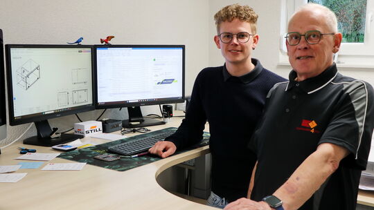 Roger (rechts) und Sven Corzelius blicken sichtlich stolz auf 25 Jahre Firmengeschichte von „Staukasten4you“ zurück.