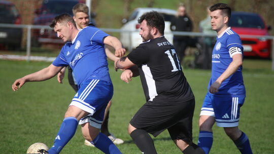 Die SG Bergen (schwarze Trikots) steht im Kellerduell in Mittelbolleenbaach unter Druck, während der TuS Breitenthal im Derby Ga Die SG Bergen (schwarze Trikots) steht im Kellerduell in Mittelbolleenbaach unter Druck, während der TuS Breitenthal im Derby Ga
