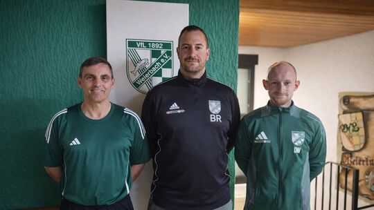 Der 2. Vorsitzende des VfL Weierbach, Björn Rupprich, freut sich, dass die Trainer Oliver Kost (links) und Daniel Will weitermac Der 2. Vorsitzende des VfL Weierbach, Björn Rupprich, freut sich, dass die Trainer Oliver Kost (links) und Daniel Will weitermac