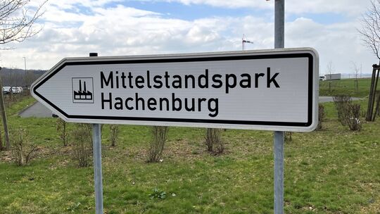 Im Mittelstandspark in Hachenburg herrscht derzeit eine rege Bautätigkeit. So haben beispielsweise die Erdarbeiten für die neue