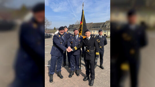 Öffentlicher Übergabeappell auf dem Marktplatz in Daun vor rund 200 Zuschauern: Oberst Markus Messelhäußer (Mitte) verabschiedet