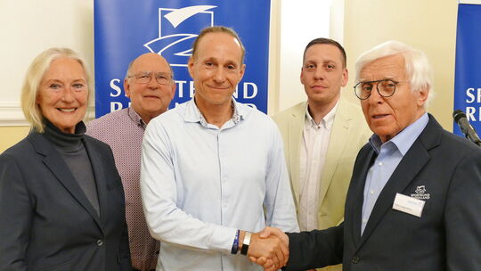 Die Neuen: Ralph Schulze als Vorsitzender des Kreissportbundes (Bildmitte), sein Stellvertreter Björn Wiek (2. von rechts) und S