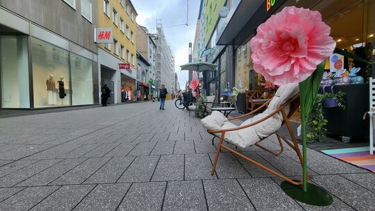 Ein Sitzplatz zum Verweilen: Künftig sollen Geschäfte in Koblenz Sitzgelegenheiten vor ihren Eingängen aufstellen können.
