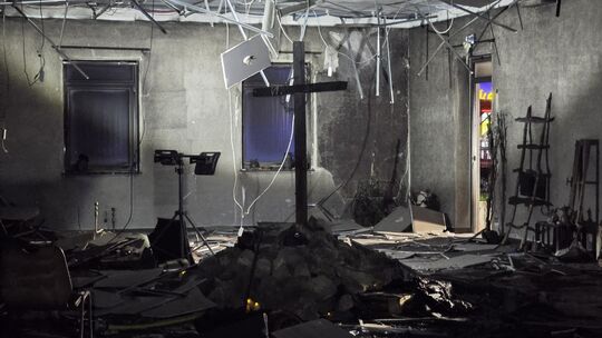 Fast alles vom "Ostergarten" verbrannt. Nur das Kreuz mitten im Raum ragt hervor. Für die Gemeinde ist dieses Bild ein Symbol ge