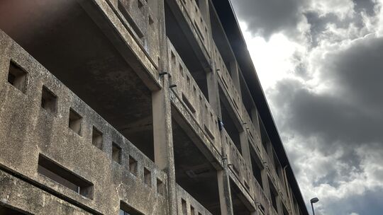 Von außen wirkt das Flüchtlingsheim am Hahn eher abweisend. Drinnen sollen die Migranten zur Ruhe kommen. In der Aufnahmeeinrich