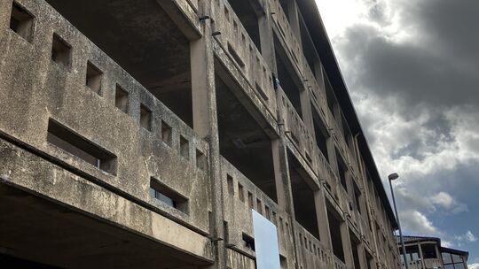 Von außen wirkt das Flüchtlingsheim am Hahn eher abweisend. Drinnen sollen die Migranten zur Ruhe kommen. In der Aufnahmeeinrich