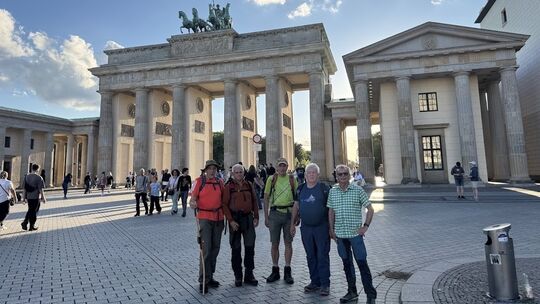 Am Ende eines langen Weges nach Berlin durschritten diese fünf Hunsrücker Wanderfreunde das Brandenburger Tor.