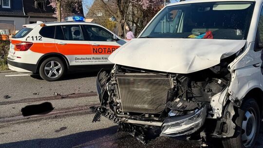 Der genaue Unfallhergang war am Freitagabend noch nicht bekannt. Es wurde aber entgegen ersten Befürchtungen keine Person in ein