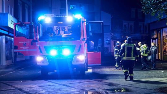 Erdgeschosswohnung in Flammen - Mann vermisst