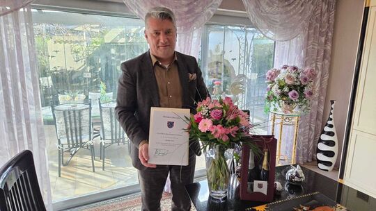 Mit einem Blumenstrauß und einer Dankesurkunde bedankte sich Landrat Miroslaw Kowalski bei Heide Kalyandjian-Conradt für die Mil