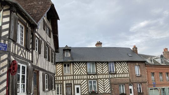 Typisch für die Normandie sind ihre traditionellen Fachwerkhäuser, die oft in hübschen kleinen Dörfern, wie hier in Blangy-le-Ch