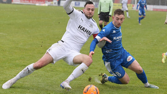 Da war der Emmelshausener-Karbacher Jannik Mohr (in Weiß) noch auf dem Feld und im vollen Einsatz gegen den Pirmasenser Luca Eic