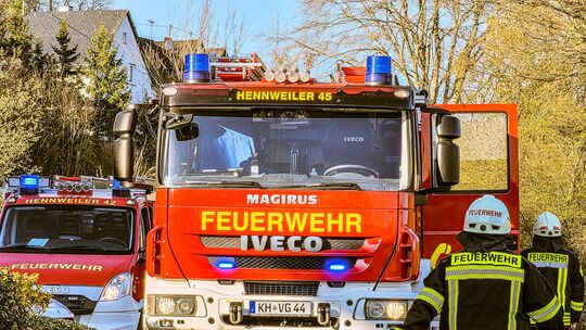 Großeinsatz in Hennweiler: Feuerwehr, Rettungsdienst und Notarzt rückten am Freitagabend zu einem Wohnhaus aus, nachdem eine Bew