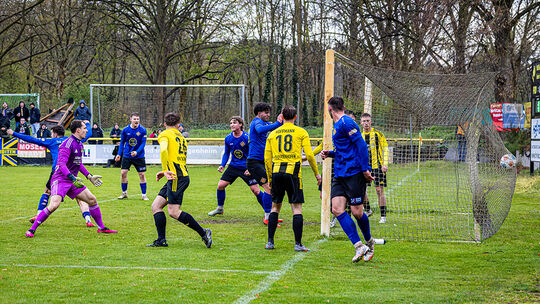 Später Jubel bei der TuS (in Blau.-Schwarz): Der Ausgleich von Igor Blagojevic rettete den Gästen zumindest einen Punkt in Duden