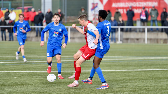 Jonathan Kap (weiß-rotes Trikot) erzielte den einzigen Treffer der wichtigen Partie, die die Sportfreunde Eisbachtal gegen den S