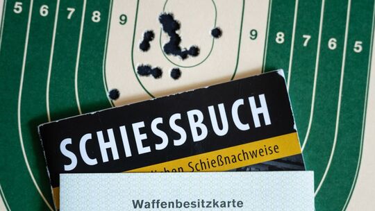 Waffen im Besitz von «Reichsbürgern» und Rechtsextremen Waffen im Besitz von «Reichsbürgern» und Rechtsextremen