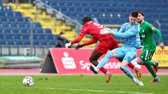 Eine Szene, die das Spiel verändert: Auersmachers Torwart Timo Müller räumt
den Koblenzer Angreifer Onyeka Osemene ab und sieht